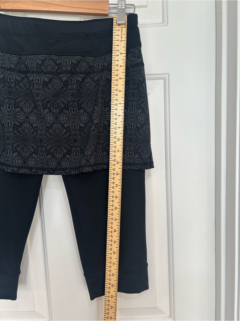 Athleta Skirted Capri Leggings Black Grey Printed Skort Crop Pants M - Picture 7 of 9